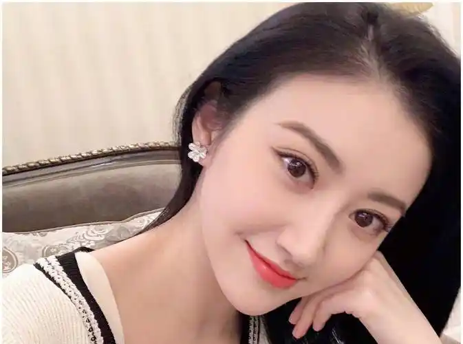 景甜出生于1988年陕西,由于小时候她体弱生病,所以她父母从小让她学习