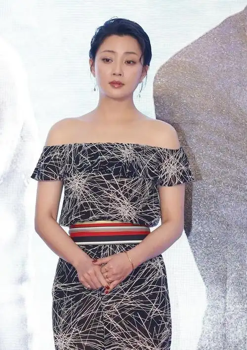 殷桃41岁气质仍惊艳,穿印花连体裤高挑时髦,挡不住的"贵妇范"