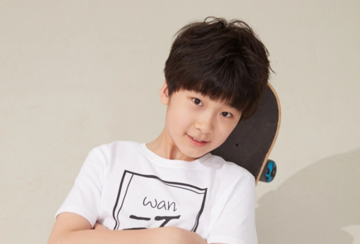 又有童星彻底长开了13岁独自上天天向上这身高惹人羡慕