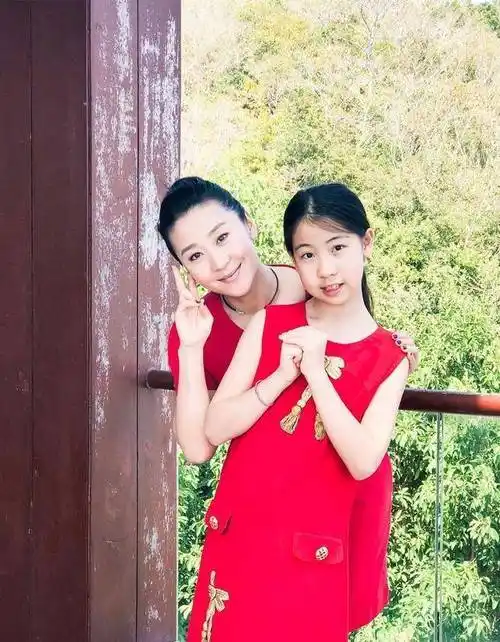 婚后不久苗圃就为陈义红生下了一对可爱的双胞胎,这一下就儿女双全