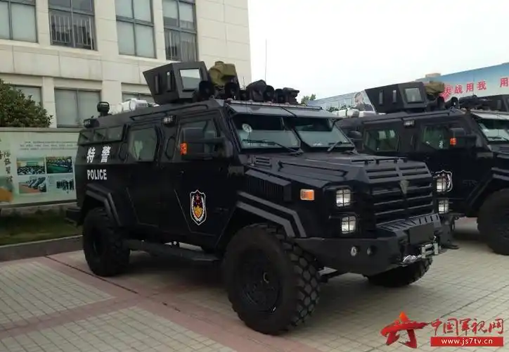 组图中国多地特警配强悍剑齿虎防暴战车