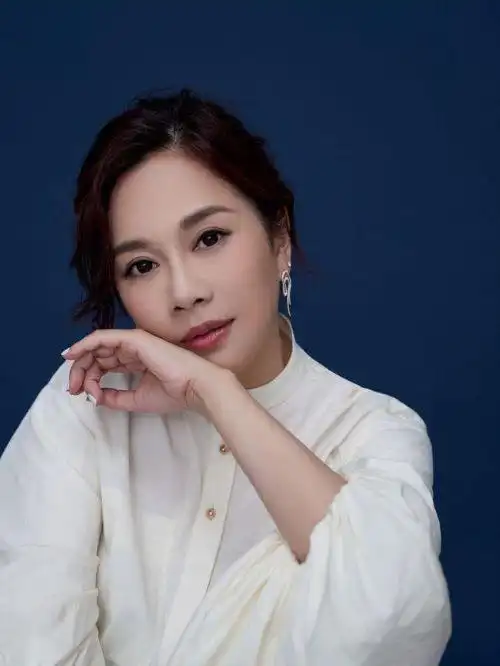 陈松伶,1971年1月21日出生于中国香港,中国香港影视歌三栖女艺人.