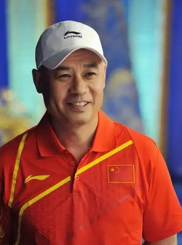 原创56岁李宁近照头发花白已经秃顶为事业奔波儿子女儿颜值很高