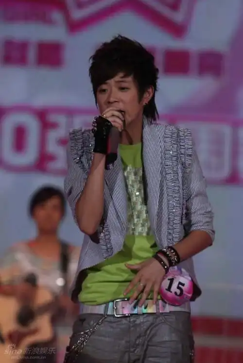 图文:快女全国首场总决赛-张佑方中性风不改