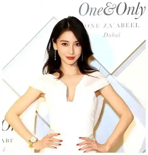 angelababy迪拜出席活动,高定全球首穿待遇好,生图能