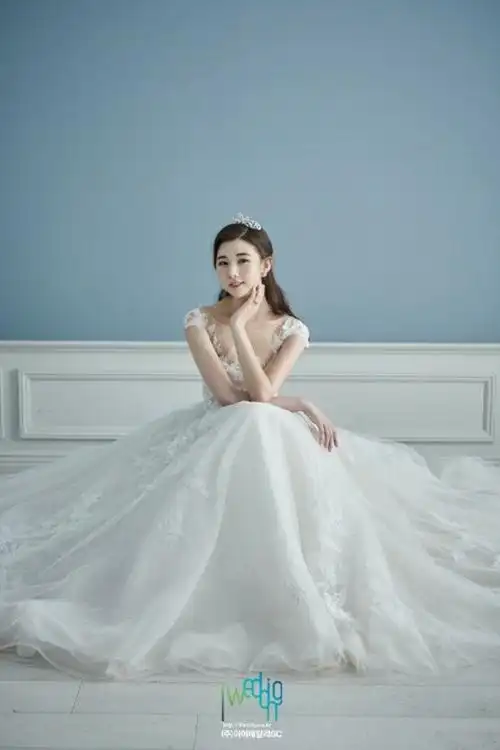 韩国芭蕾舞女演员崔艺琳公布婚纱照