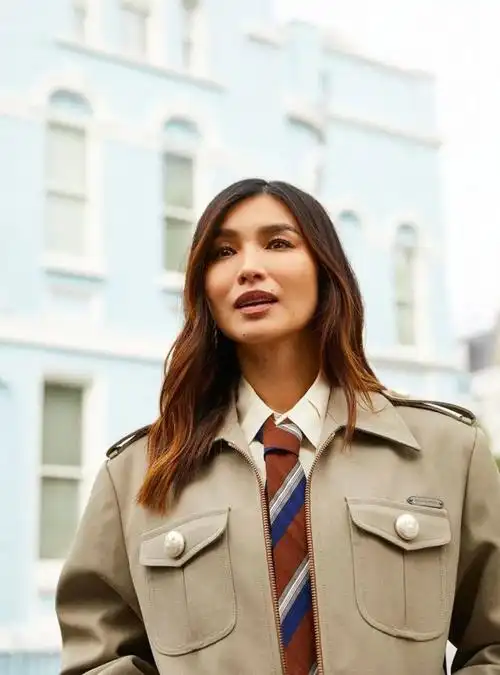 亚裔女星陈静登上英版《芭莎》金九封面,呈现日常生活惬意悠然