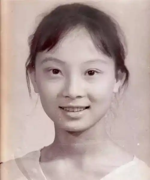 这时候的陈数长开了些,但少女时期的她并不显得漂亮.