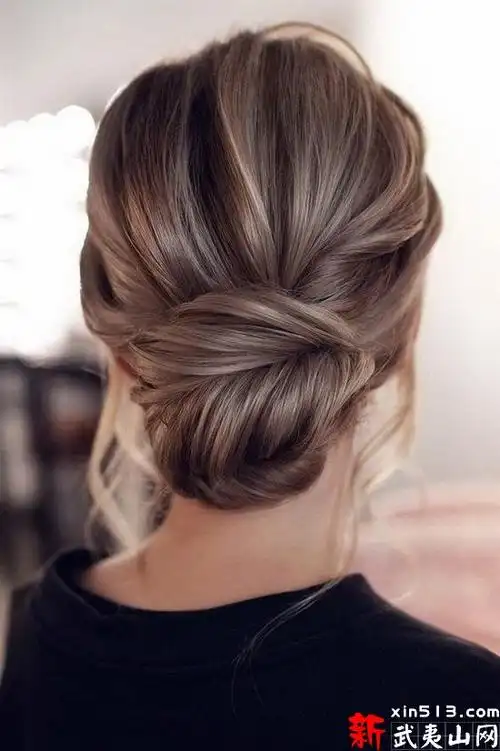 中需要穿着高贵的晚礼服,高跟鞋,小包包,名媛整天就忙碌于各种宴会