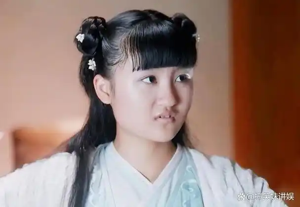 青春期的她,身材发胖,面容宽扁,与人们心中对童星的甜美形象相去甚远.