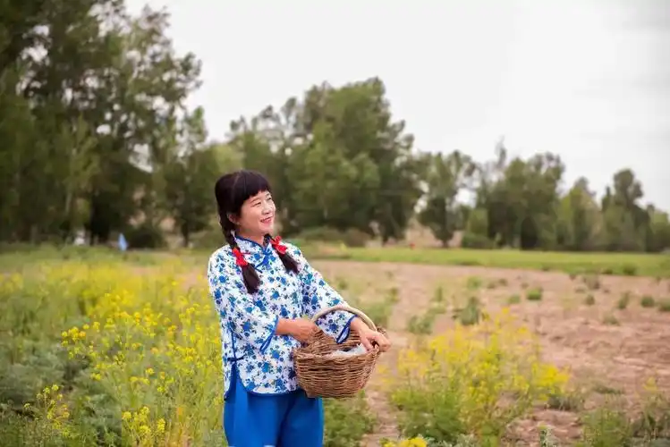一柄吉他,以说唱的形式,真情的演唱,以一曲《村里有个姑娘叫叫小芳》