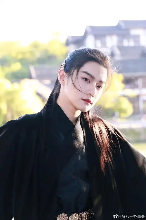 只是想给楼主看看这个雌雄莫辨的古装美人,可惜现在只播了民国剧和