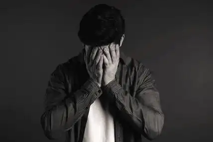 失落的穿衬衫的男人.戏剧,情感概念.黑白照片