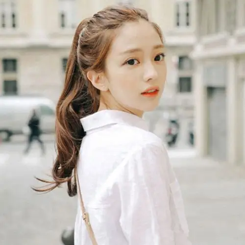 这是款棕色卷发马尾辫发型,采用无刘海的扎马尾设计感,既清爽露出光洁