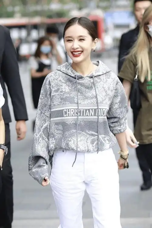 王子文机场街拍:穿黑色t恤配迷彩裙简约不失时尚感 明星搭配 第8张