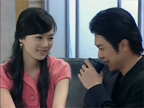 《意难忘》中的婷婷,是一个十分善良的女孩,凡事总是为别人着想,却