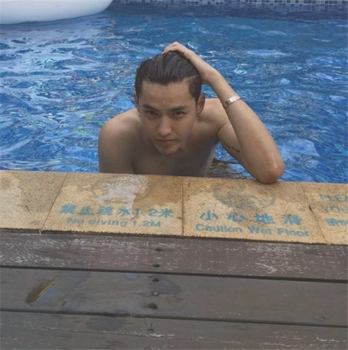 男明星的泳池照,王一博奶萌,张艺兴硬汉,看到吴亦凡:这肤色认真的?