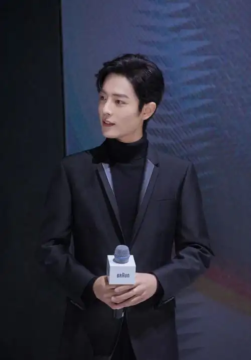 20191202@肖战工作室#肖战#身穿黑色拼接西装沉稳干练,绅士品格.