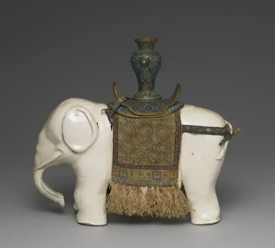 清白瓷太平有象香插正面台北故宫博物院馆藏