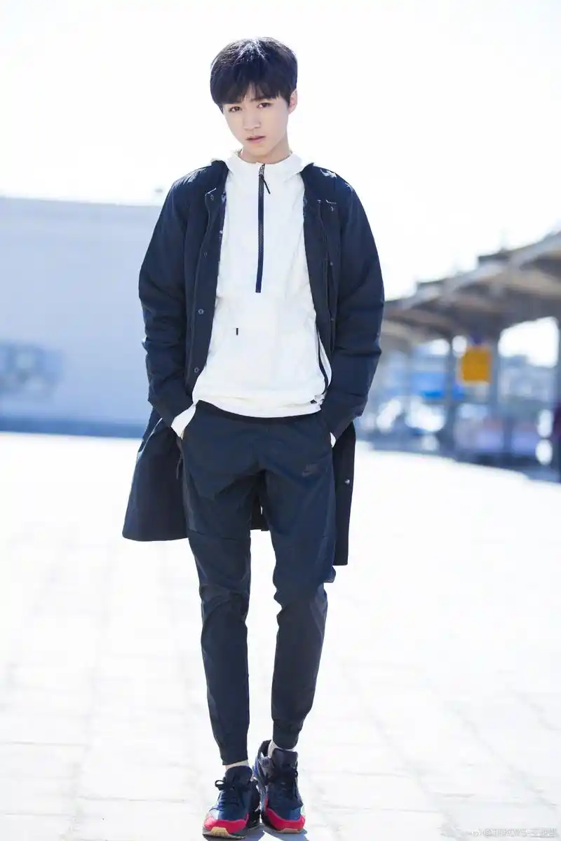 王俊凯登时尚芭莎封面黑色衬衫褪去稚嫩显成熟