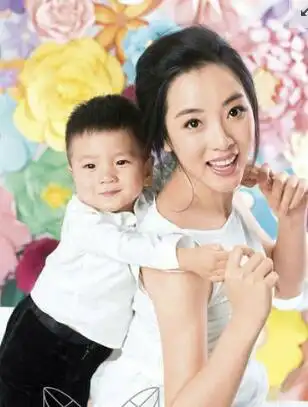 李思思挺二胎孕肚 与大儿子拍温馨写真留下这些美好瞬间