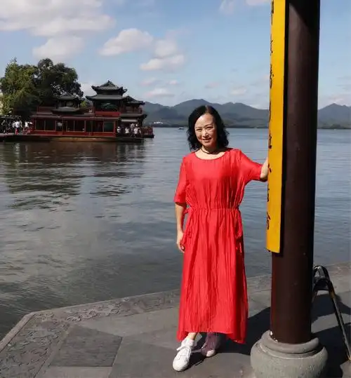 《天堂最美是杭州》李兰美女醉游在杭州西湖于2018年8月28日