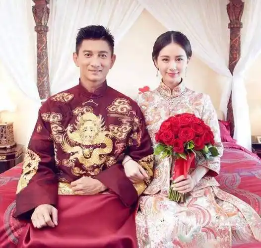 这张是网友爆料两人拿结婚证时的合照,赵丽颖靠在冯绍峰的肩膀上