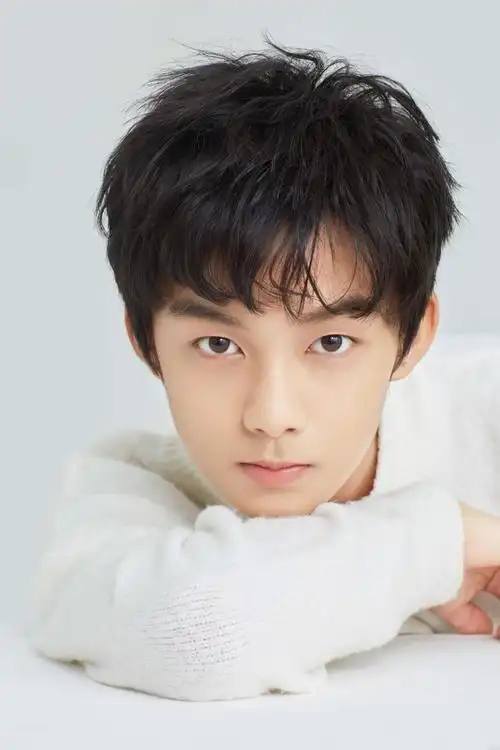 00后小戏骨黄毅最新写真曝光 白衣少年笑容治愈