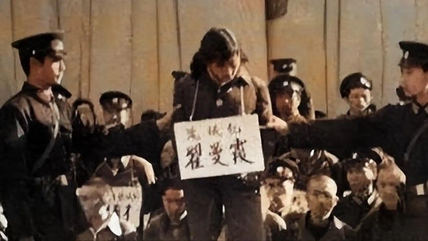 1983年严打时期,一个女流氓被五花大绑送上刑场,准备行刑时,被摄影师