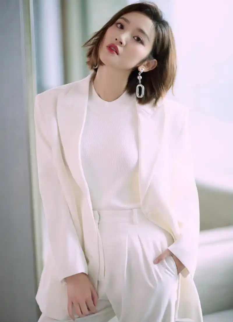 唐艺昕白色西服套装,率性洒脱#唐艺昕