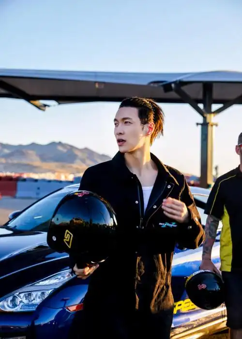 原创张艺兴坐三轮车坐出了跑车的感觉霸总气质拿捏住了