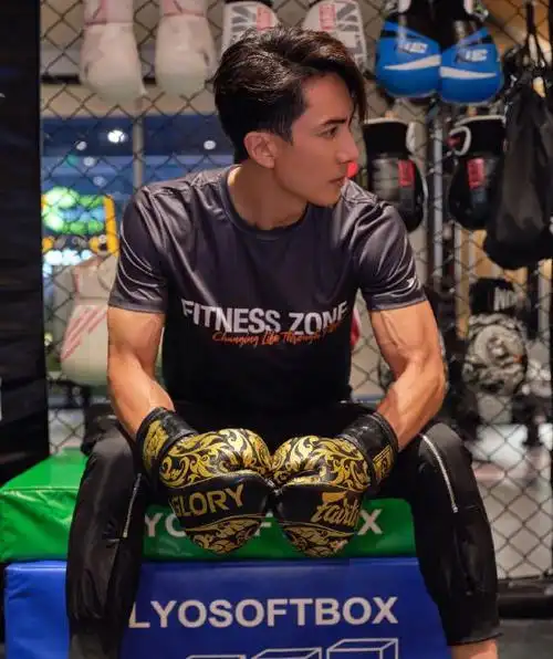 44岁吴尊近照曝光体脂低至12这肌肉是认真的吗