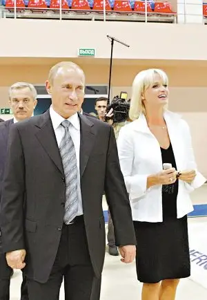 "普京宝贝"美人计奏效 霍尔金娜当选杜马议员(图)