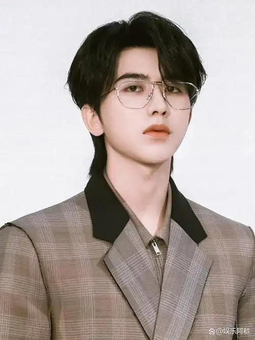 然而,蔡徐坤及其团队却妄言称"如果你看不惯,可以报警".