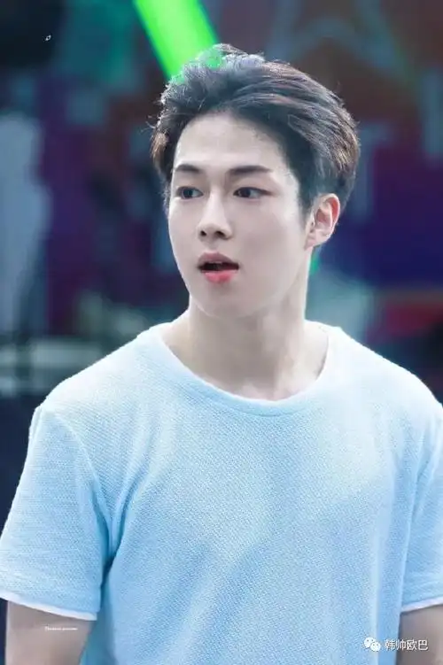 这位男团爱豆细长又漂亮的杏仁眼超有魅力