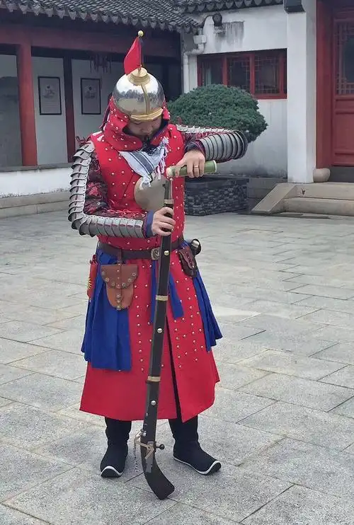 历史爱好者自制道具复原的明朝军队十六世纪火枪士兵演武步骤