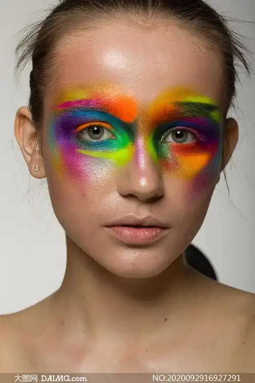 大图首页 ps素材 摄影原片 > 素材信息        浓重彩妆模特人物写真