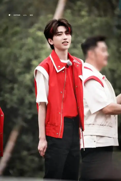 蔡徐坤今日《奔跑吧》路透来袭 挑染红发 红色马甲是西红柿葵葵没错了