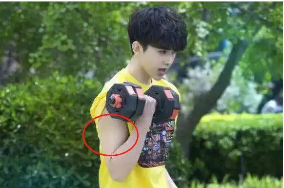 通过健身蔡徐坤的肌肉也有了很明显的变化,有ikun们觉得,蔡肌肉发达