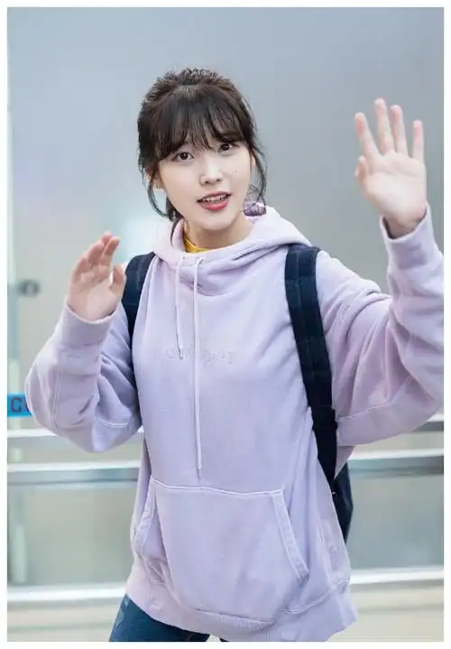 iu笑起来真的很甜很甜,笑容那么的纯净,那么的迷人.