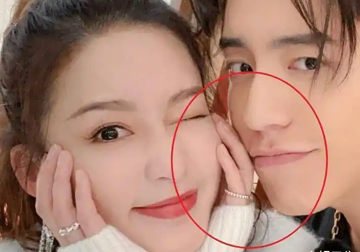 《狼殿下》超强售后,李沁王大陆同晒合照,两人动作却很亲密!