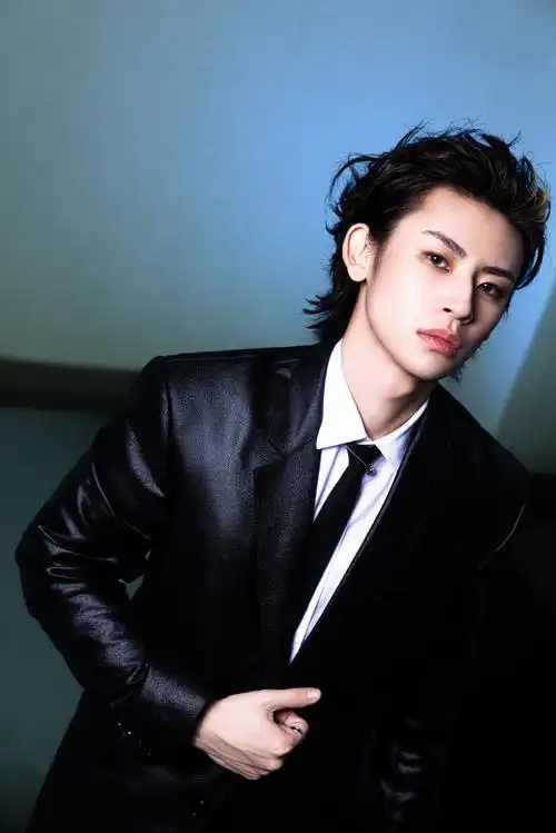 小鬼王琳凯超话光影穿梭,于率性中窥见不羁态度.突然!