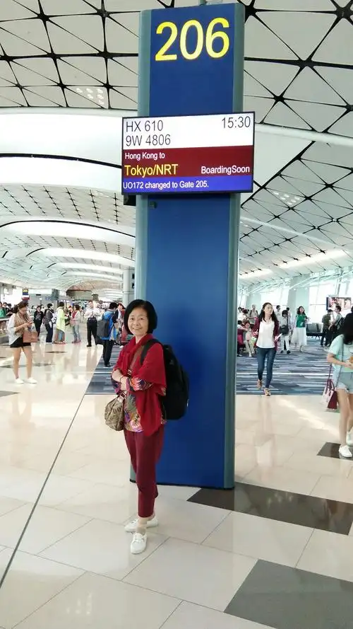 香港国际机场登机口候机.