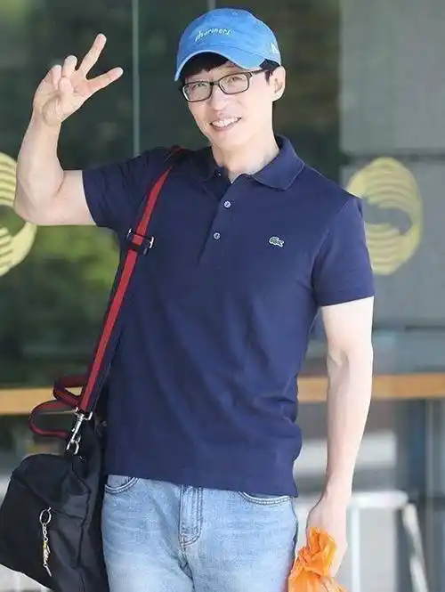 当那些经常戴眼镜的明星摘下眼镜网友纷纷直呼这差别太大了吧