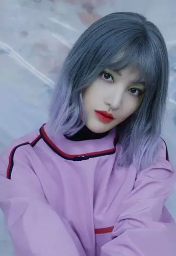 郑爽又换新发型啦!灰紫色渐变短发加绿色眼影,差点没认出来