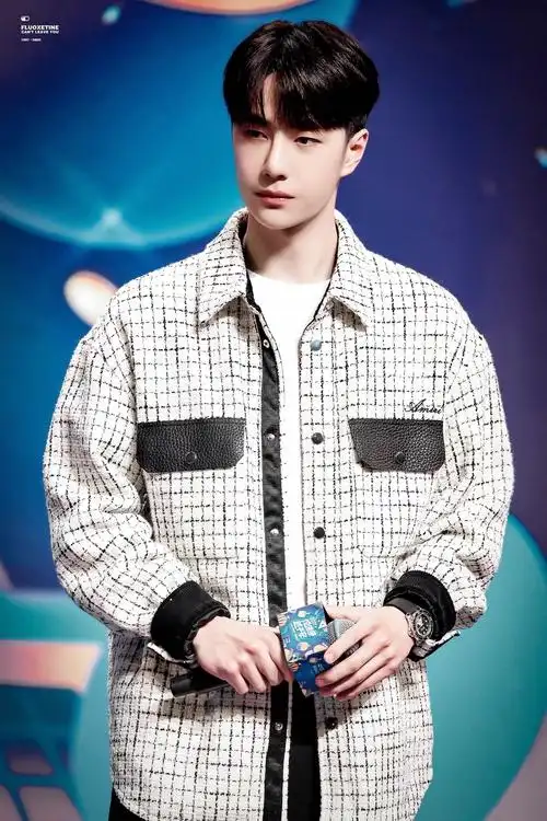 王一博品牌活动直播饭拍黑白格子外套搭配黑色长裤