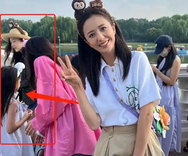 没有涂口红,笑起来有两个小酒窝,站在游乐场的门口,和以前的四大美女