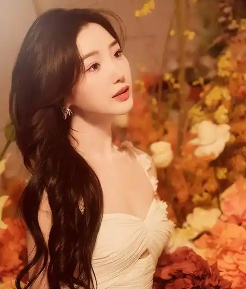 36岁生日驾到,毛晓彤白色吊带裙出镜,仙女范十足!