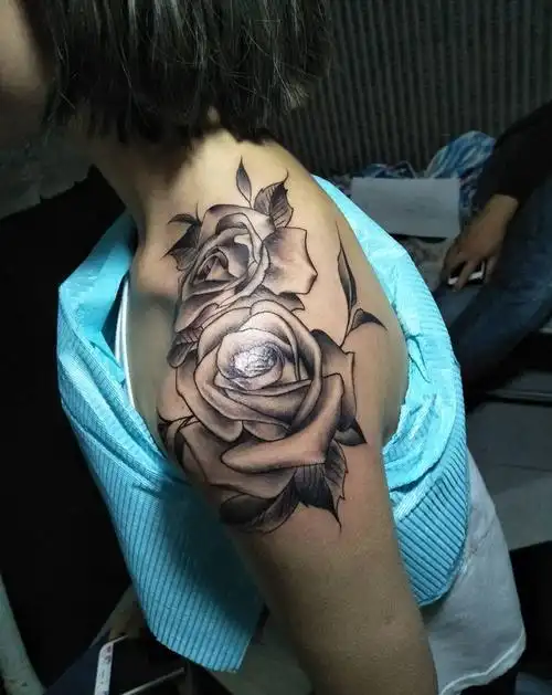 玫瑰花纹身图片_手臂肩部new school纹身图案