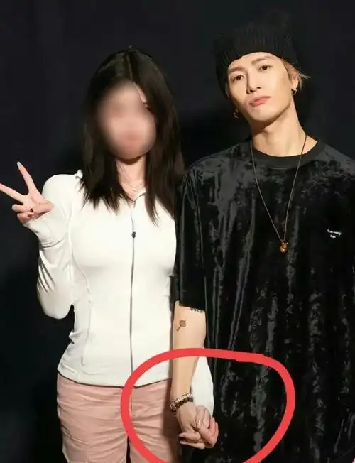 王嘉尔与粉丝十指相扣的合照,圈外女友?